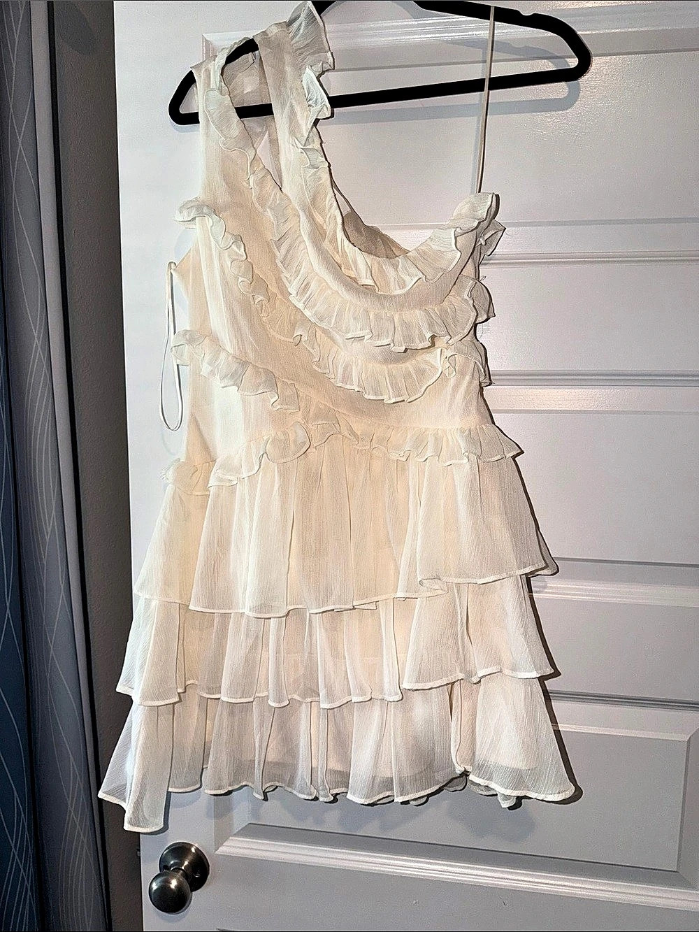 beivy Ruffle Mini Dress in Cream Size Medium Like New